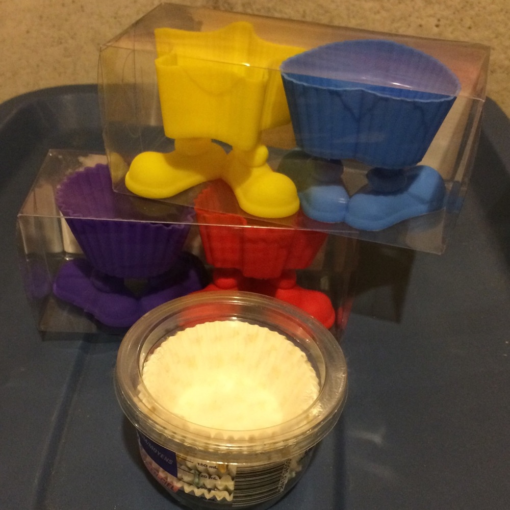 New Muffin Cups Cupcake Moulds Silicone Shapes with Feet and Paper Patterned